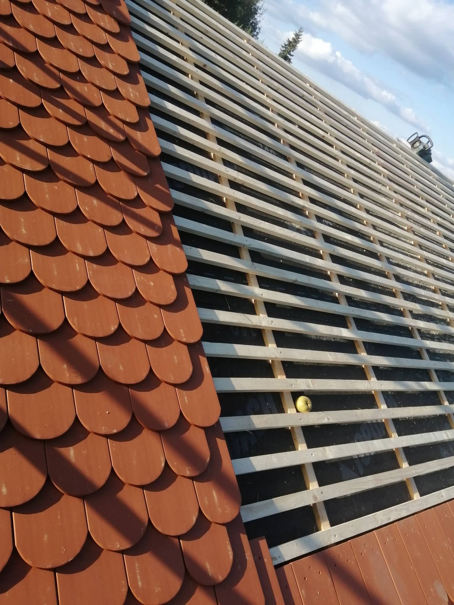 Țiglă ceramică tip solzi pe acoperiș